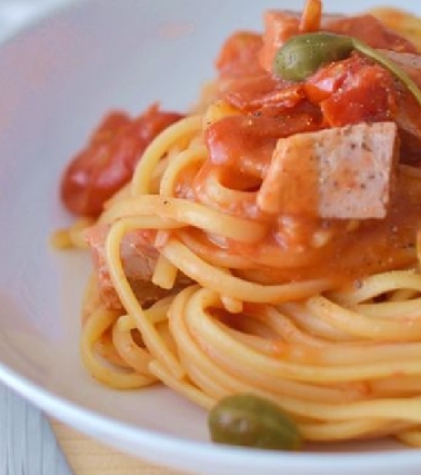 Linguine pomodorino tonno fresco olive e capperi