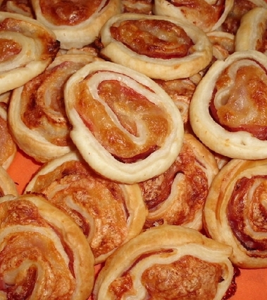 Girelle di sfoglia con cotto e mozzarella