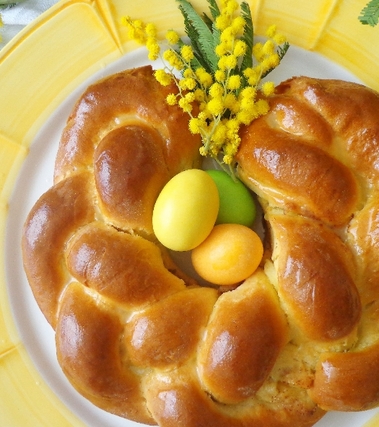 Treccia pasquale di pasta lievitata