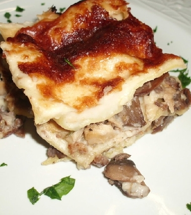 Lasagne con faraona funghi e salsiccia