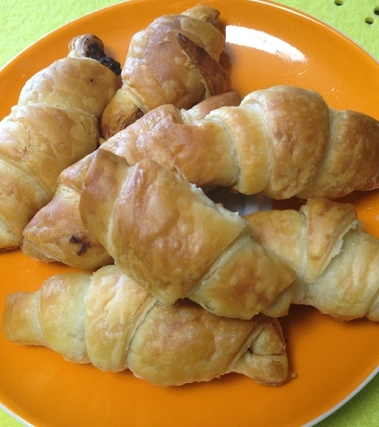 Croissant di pasta sfoglia con crema al cioccolato