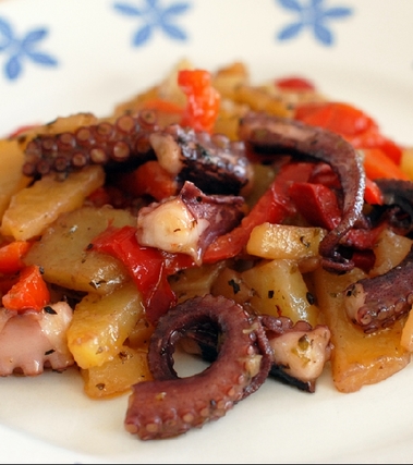 Polpo con peperoni e patate