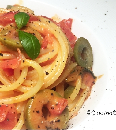 Spaghetti con datterini e robiola di capra