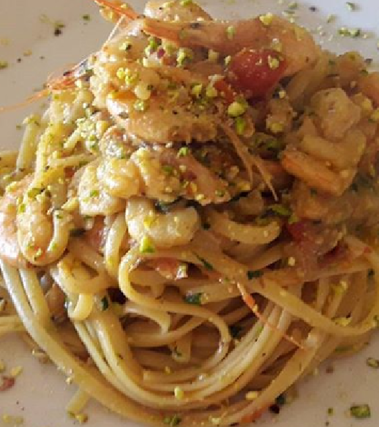 Linguine gamberoni pistacchi mandorle e ciliegino