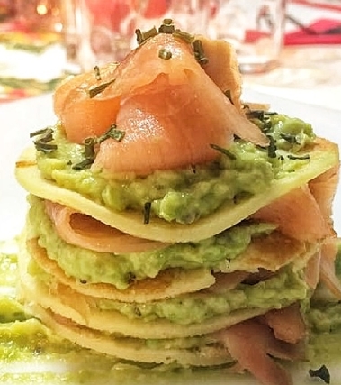 Millefoglie di crêpes al salmone e avocado
