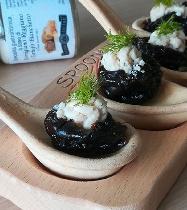 Cucchiaini di pane e prugne al tartufo