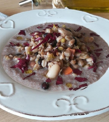 Zuppa di legumi su vellutata al radicchio