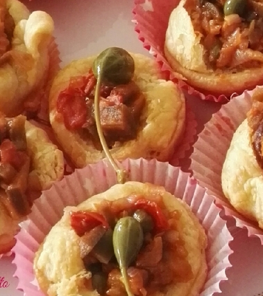 Scrigni di sfoglia con caponata piccante