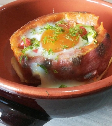 Patata dolce con uovo e verdurine al forno