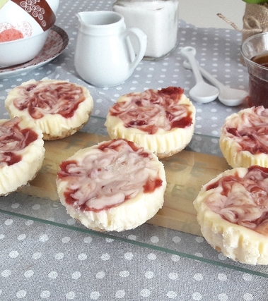 Mini cheesecakes variegate alla fragola