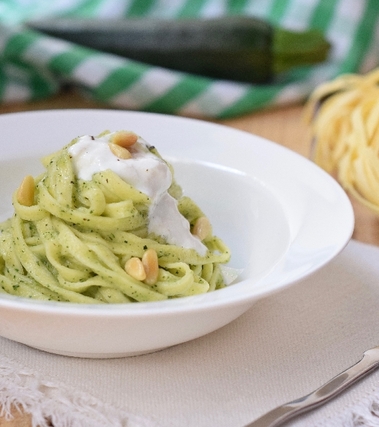 Tagliatelle con crema di zucchine e stracciatella