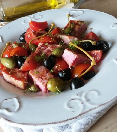 Tonno fresco in insalata con pomodorini ed olive