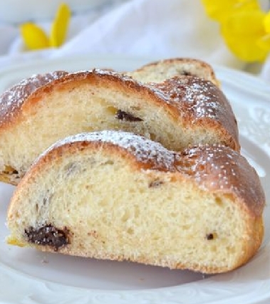 Treccia lievitata di pasta brioche con cioccolato