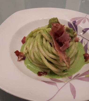 Bucatini con crema ai piselli e prosciutto crudo