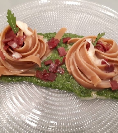 Tagliatelle con pesto di rucola, bresaola e asiago
