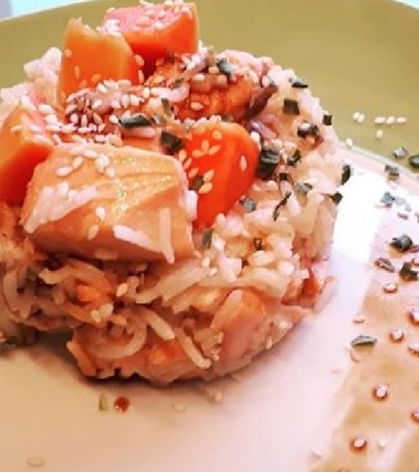 Riso basmati al latte di cocco, salmone e papaya