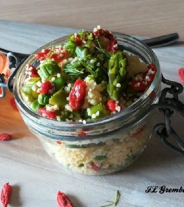 Cous cous di mais con asparagi e bacche di goji