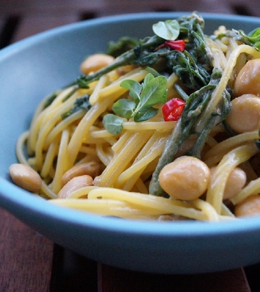Spaghetti al mais con lupini e vitalba