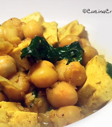Ceci alla curcuma, tofu affumicato, spinaci