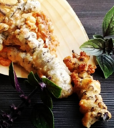 Fiori di basilico viola croccanti, alla birra