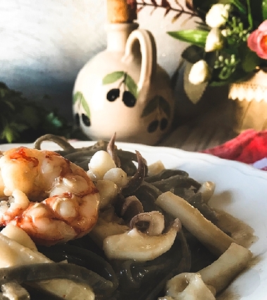 Linguine al nero di seppia con frutti di mare