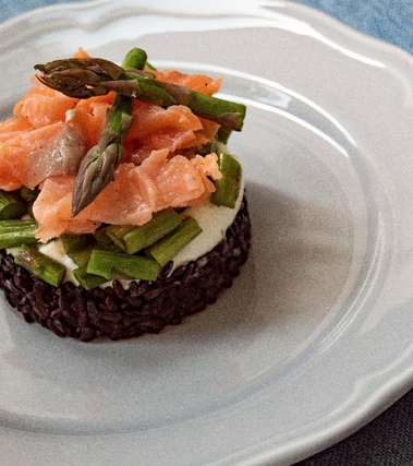 Tartare di riso nero, salmone, robiola e asparagi