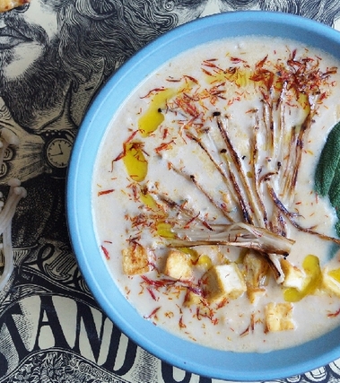 Zuppa piccante di lenticchie e funghi enoki vegan