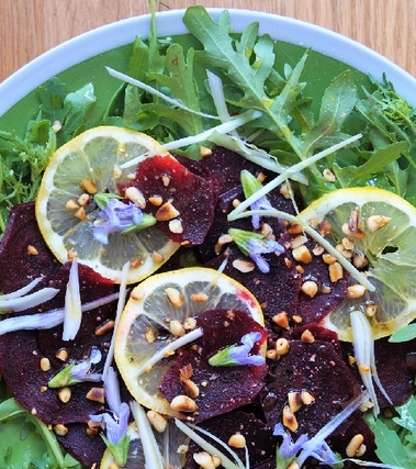 Carpaccio di barbabietola rossa e fiori di salvia