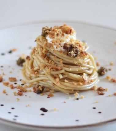 Spaghetti con alici e capperi di salina