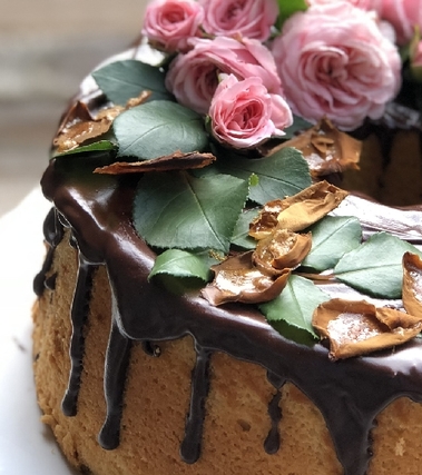 Chiffon cake alla rosa e petali caramellati