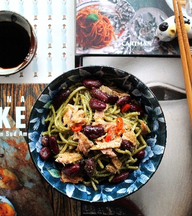 Tagliolini al tè matcha e salmone nikkei