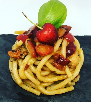 Pici con coniglio alla cacciatora e ciliegie