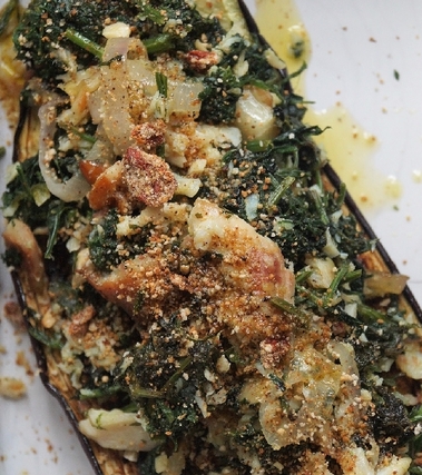 Melanzane ripiene con baccalá e ciuffi di carota