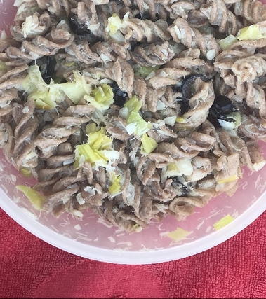 Pasta fredda baccalà, porri e olive