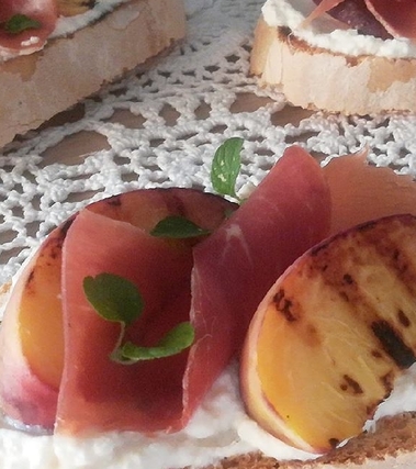 Pane tostato con pesche grigliate e ricotta