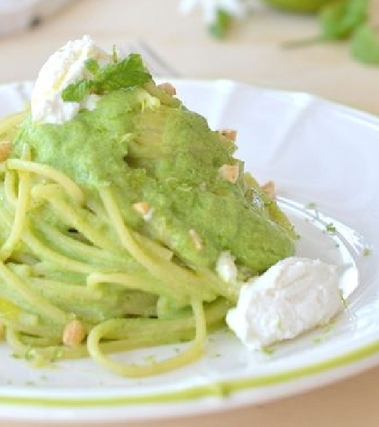 Spaghetti con crema di zucchine, ricotta e menta