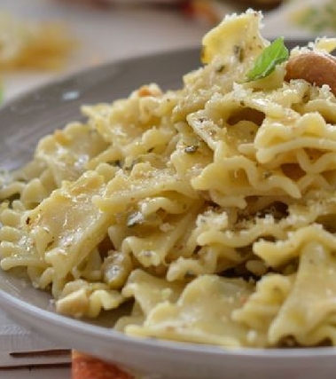 Pantacce con pesto di zucchine menta anacardi