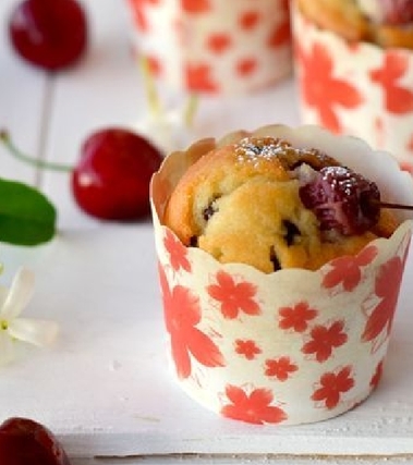 Muffin senza burro con ciliegie e cioccolato