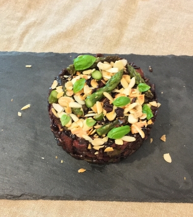 Riso nero con salmone, asparagi e mandorle tostate