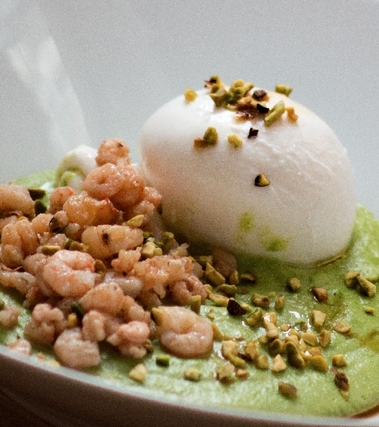 Burrata, crema di piselli, gamberetti e pistacchio