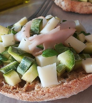 Friselle con zucchine marinate, asiago e fesa