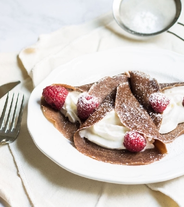 Crepes al cioccolato con lamponi e panna