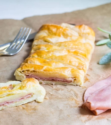 Torta salata con prosciutto cotto e formaggio