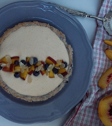 Crostata alla pesca con frolla al mirtillo