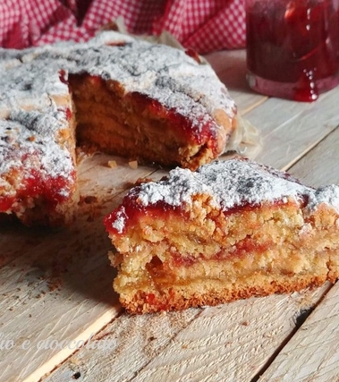 Crostata a strati con marmellata doppia