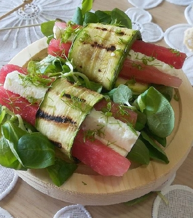 Involtini di zucchina con cocomero e feta greca