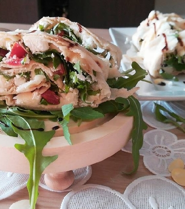 Rotolini di pane carasau con caprino e mandorle