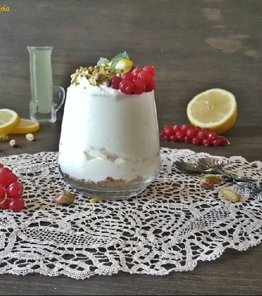 Dessert di panna e ricotta al limone