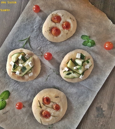 Focaccine con pomodorini e zucchine marinate