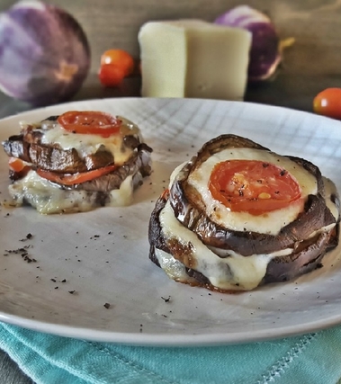 Torrette di melanzane con pomodorini e formaggio
